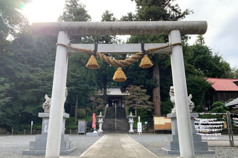 中氷川神社 大きな鳥居としめ縄