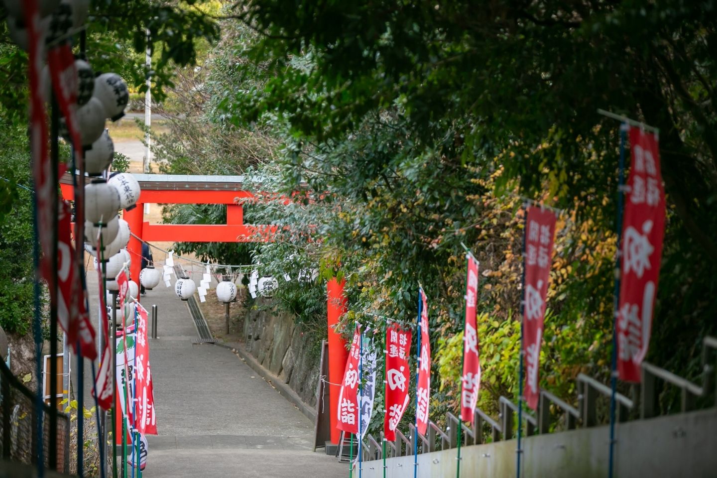 富岡八幡宮(横浜市金沢区) 赤い鳥居と階段