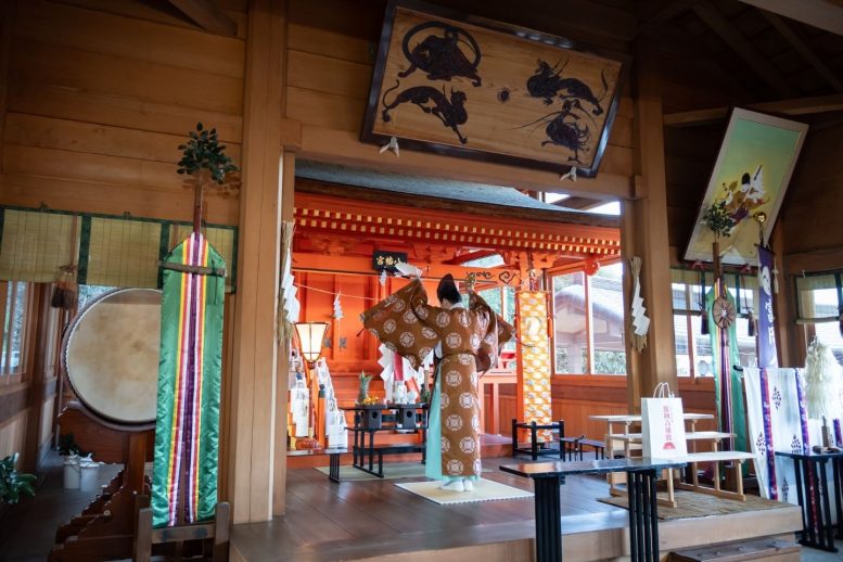 富岡八幡宮(横浜市金沢区) 漆塗りの趣のある本殿