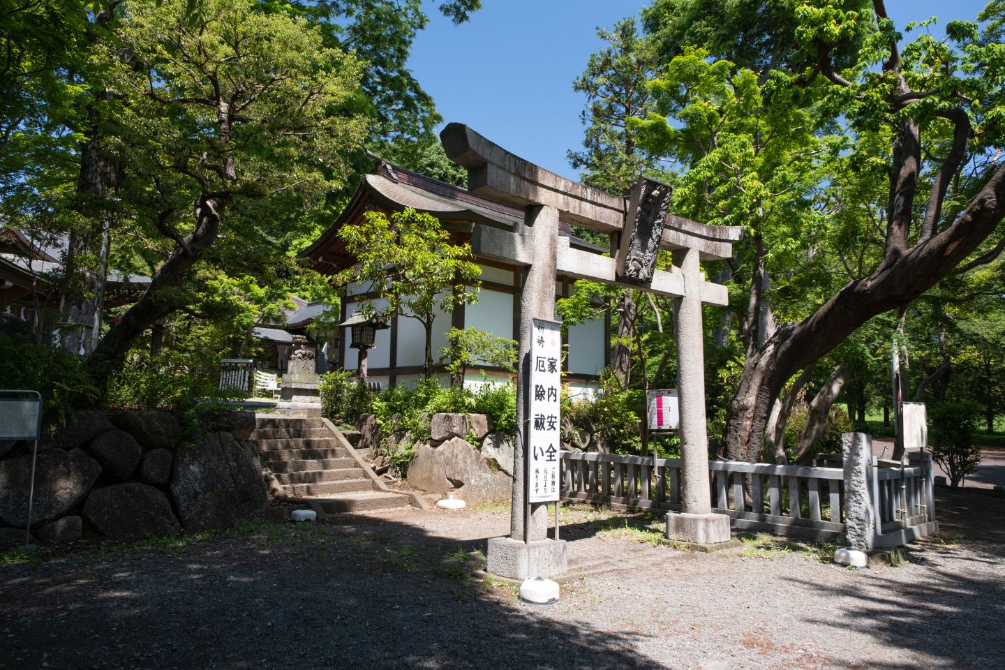青渭神社 入り口(横から見た写真)