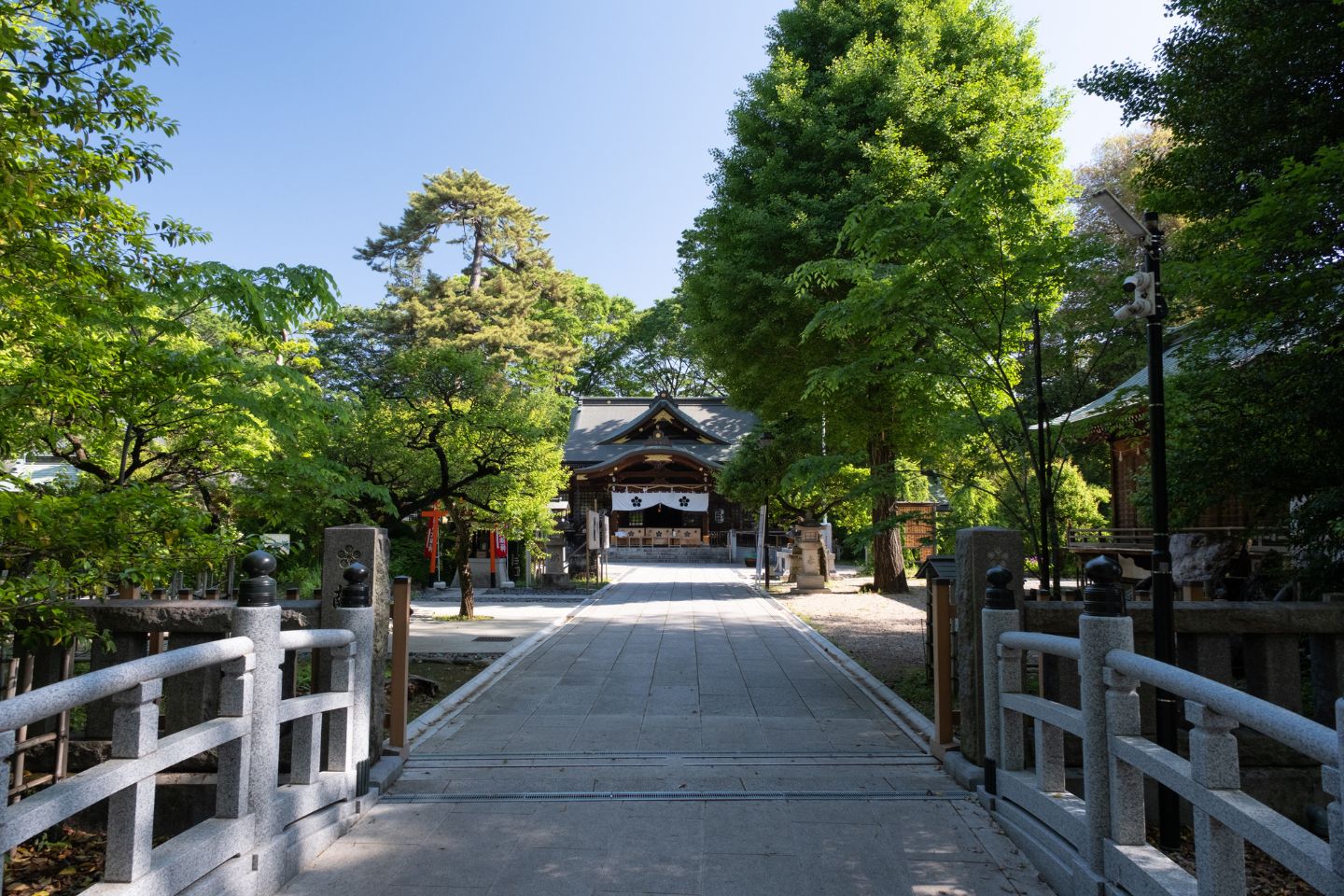 布多天神社 参道の橋から見える本殿