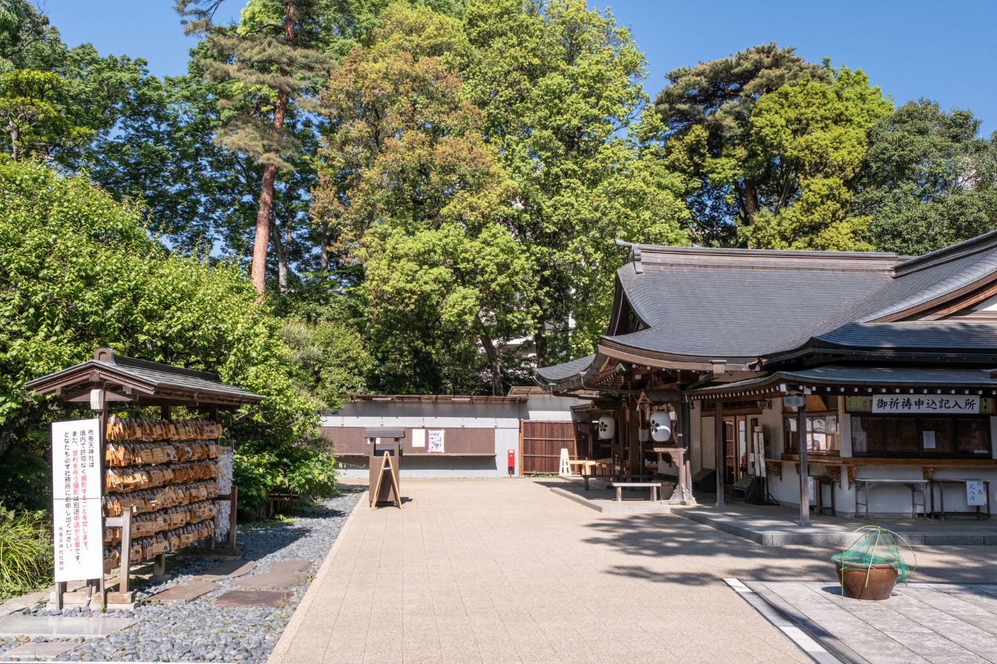 布多天神社 絵馬掛けとその周辺