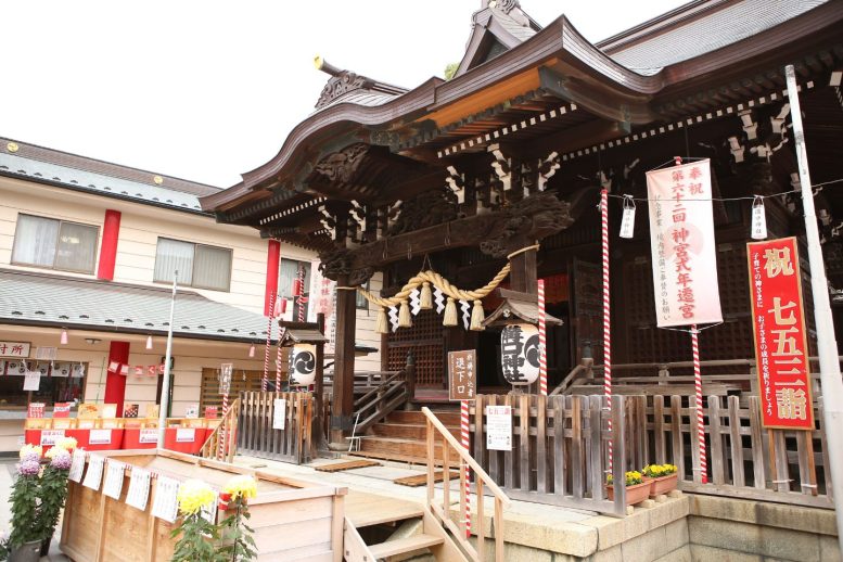 溝口神社の拝殿と社務所