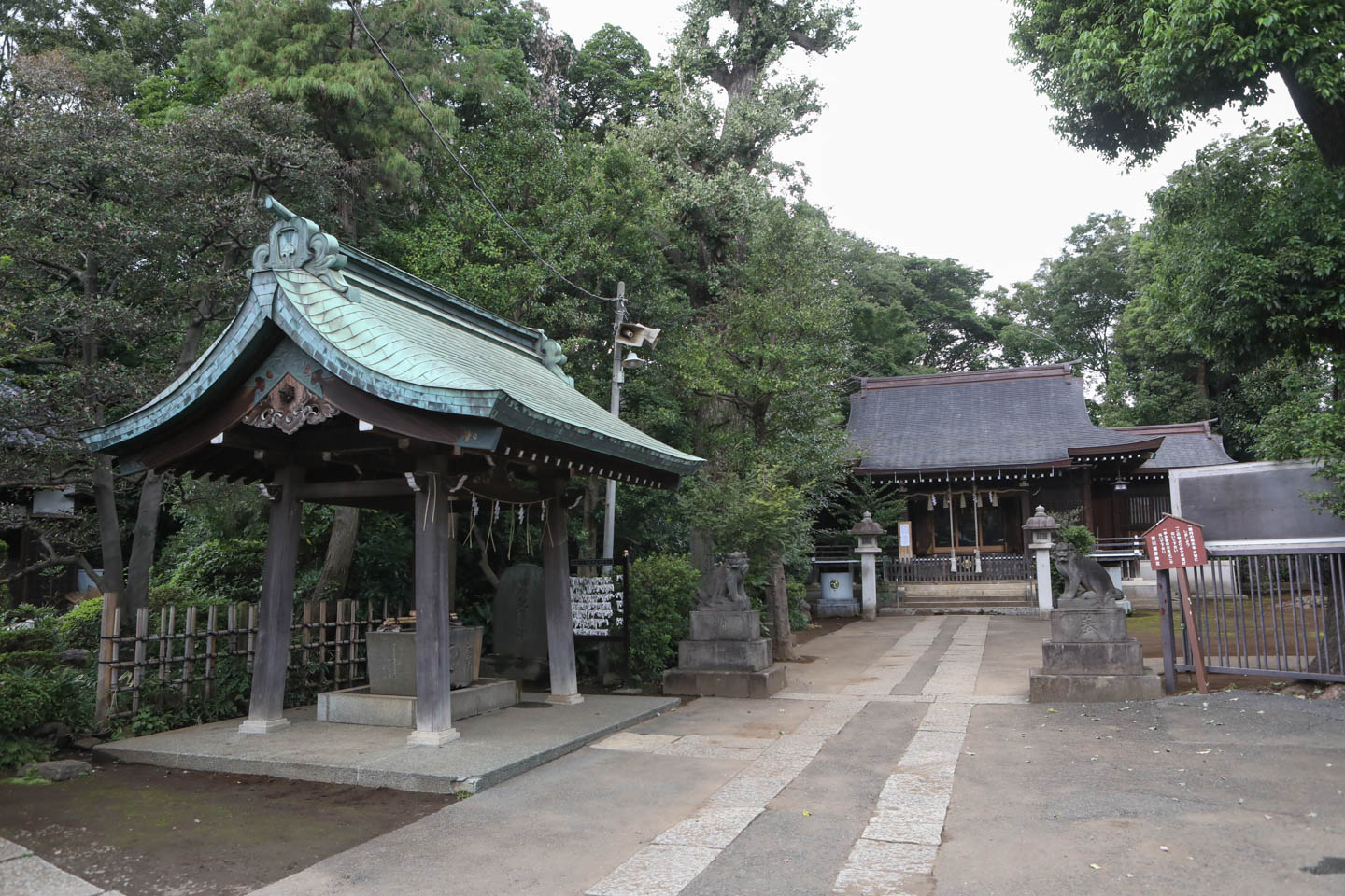 城山熊野神社 手水舎と拝殿