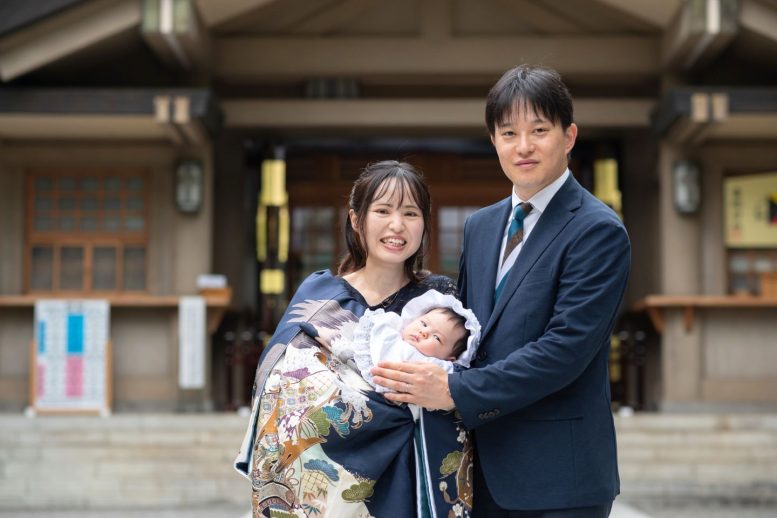 東郷神社 拝殿をバックに男の子のお宮参り撮影