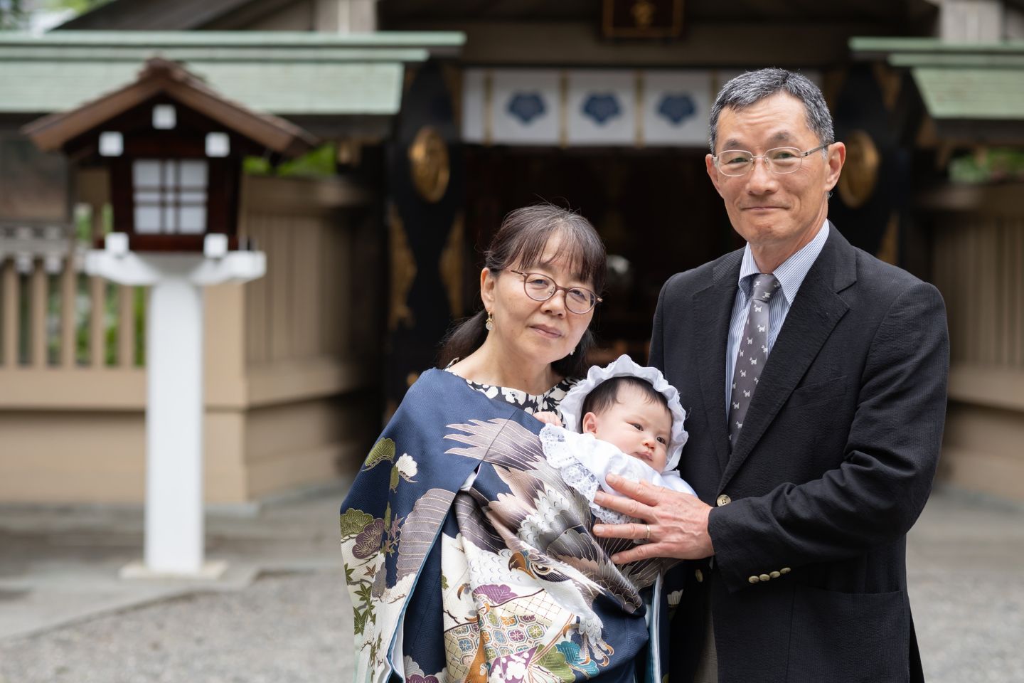東郷神社 お母様に祝い着をかけて記念写真撮影