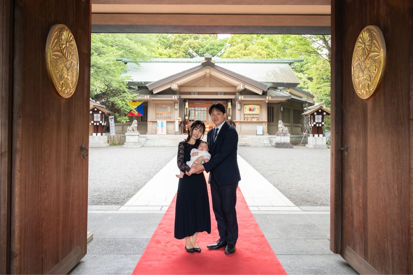 東郷神社 赤い絨毯の上でお宮参り撮影