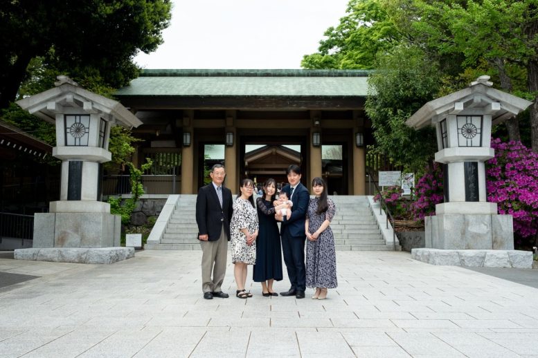 東郷神社 神門を背景にお宮参り出張撮影