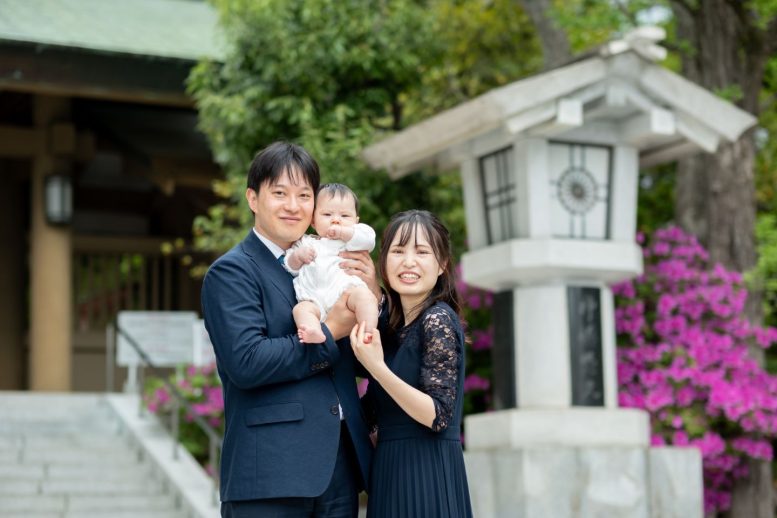 東郷神社 灯籠前でお宮参り写真撮影