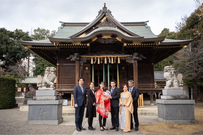 赤羽八幡神社 本殿前で家族写真撮影