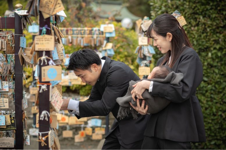赤羽八幡神社 願いを書いた絵馬を掛ける