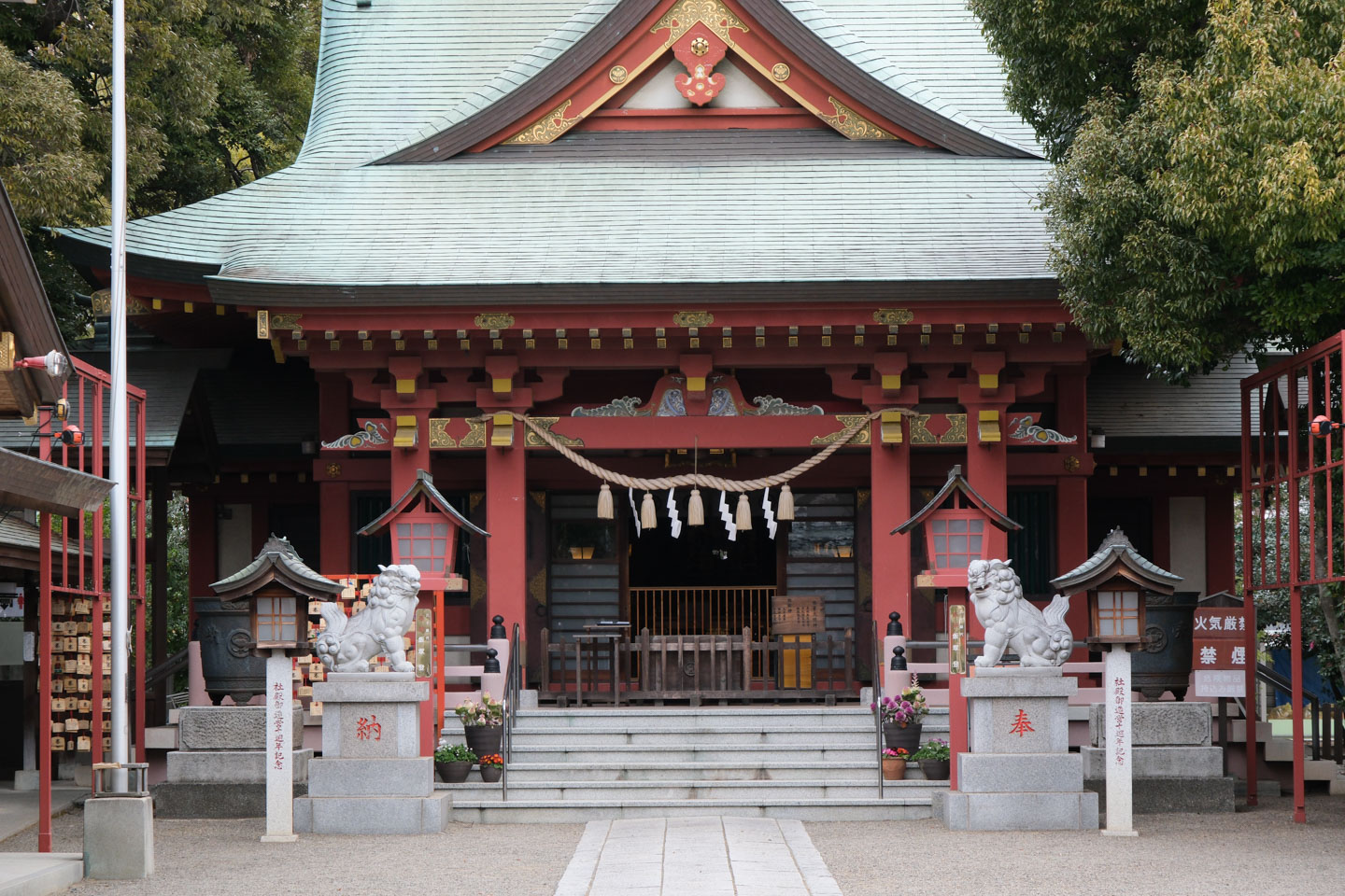 前川神社 朱色の拝殿