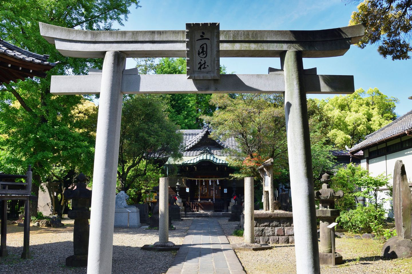 三囲神社 境内の鳥居