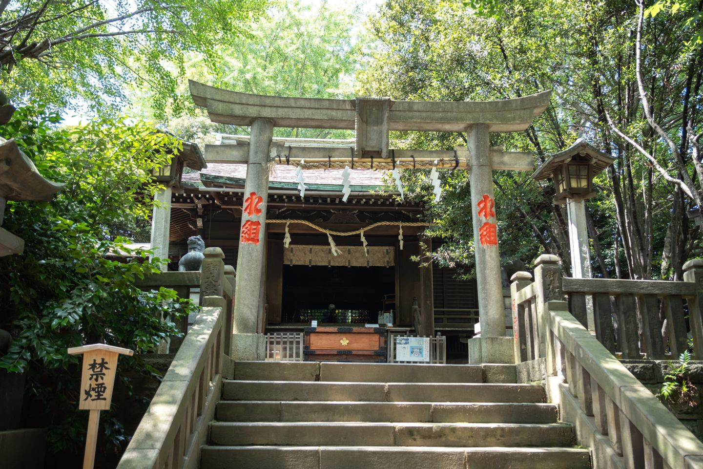 諏方神社 階段から鳥居と拝殿を望む