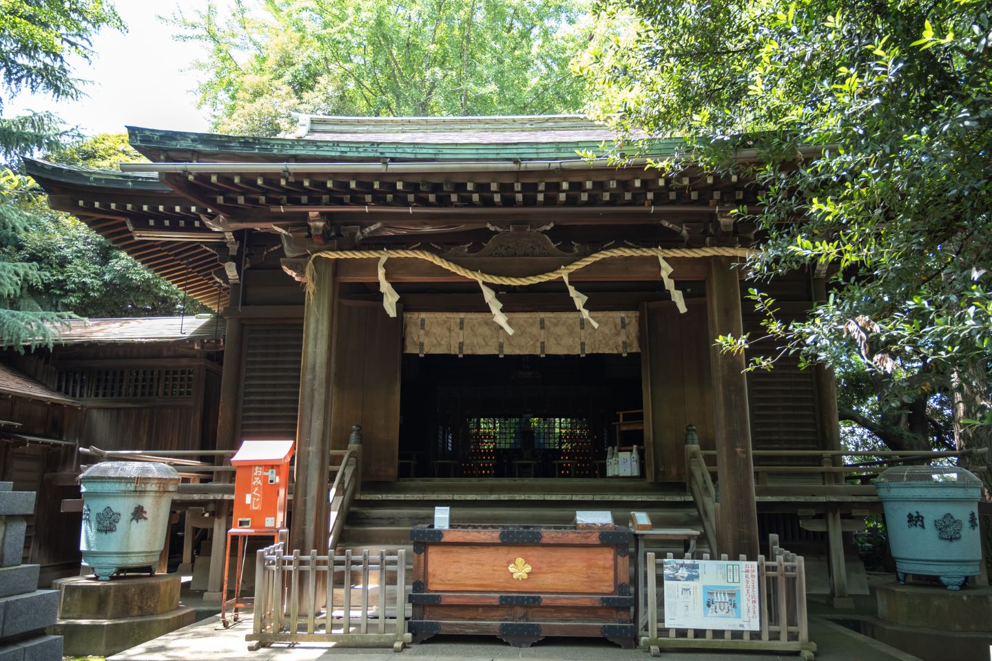 諏方神社 お賽銭箱と本殿