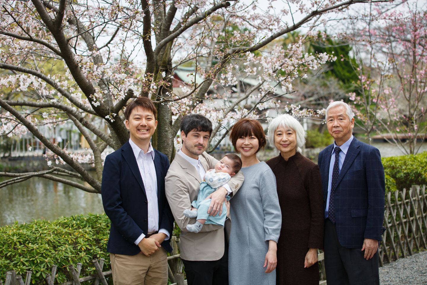 鶴岡八幡宮 桜の木の下で集合写真撮影