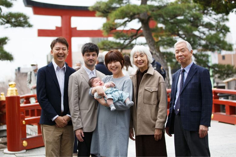 鶴岡八幡宮 入り口前でお宮参りの記念撮影(上半身アップ)