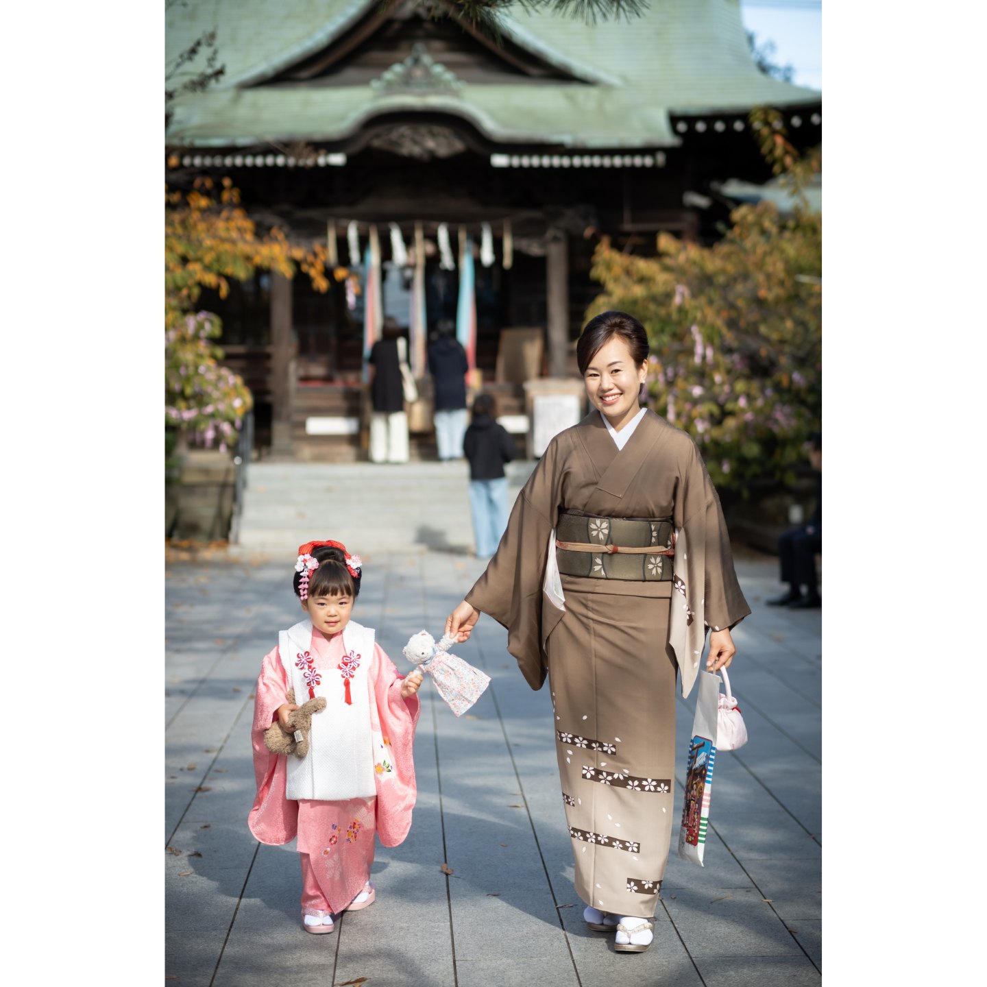 桜神宮 ママとピンク色の被布を着た3歳女の子