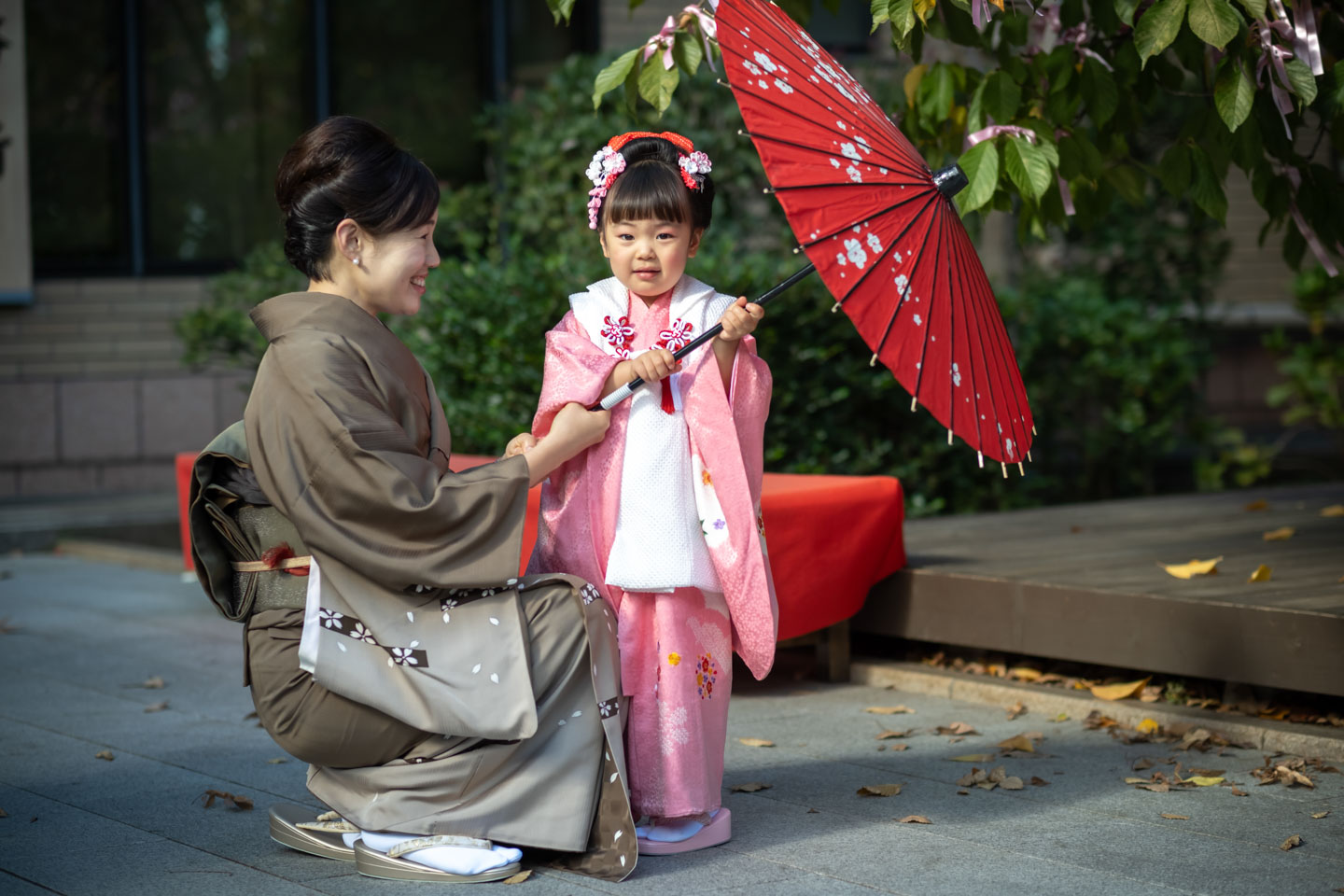 桜神宮 ママと一緒に和傘を持つ