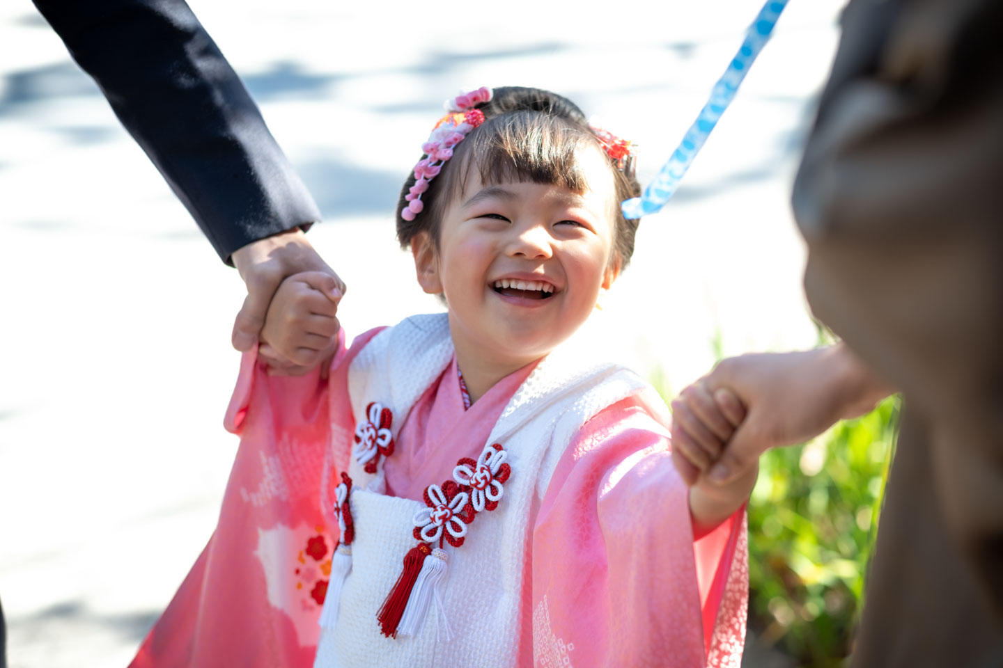 桜神宮 ママとパパに手をひかれて笑う女の子