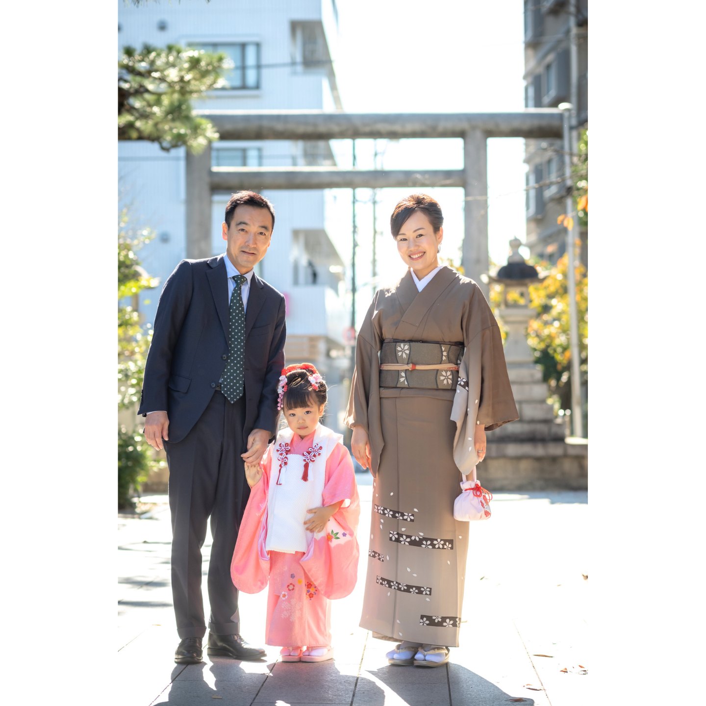 桜神宮 鳥居前で七五三の家族写真撮影