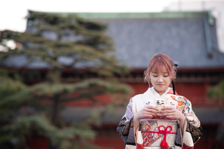 成人式のロケーションフォト 好きなキャラクターと一緒に