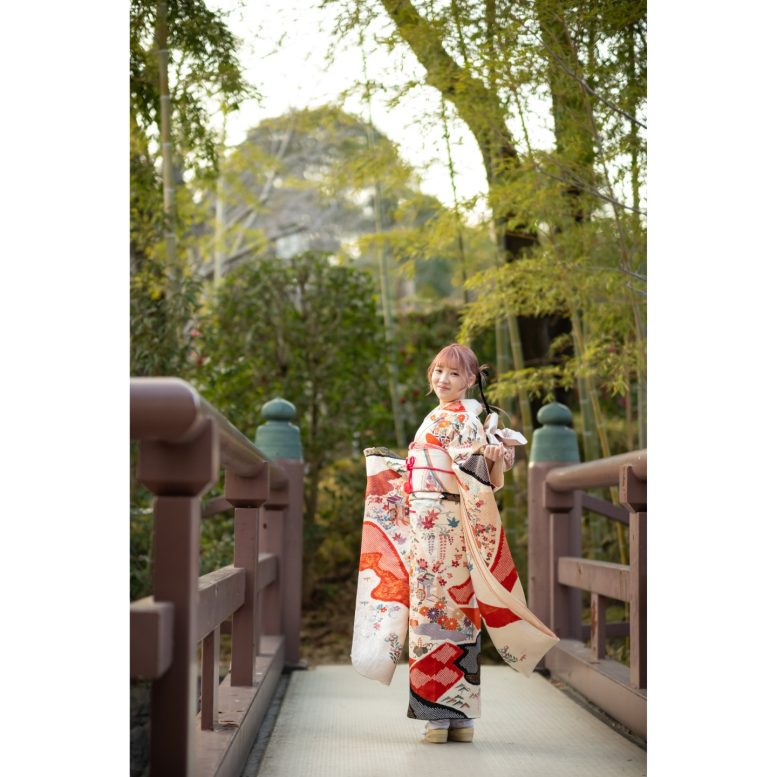 増上寺の橋の上で成人式の記念撮影