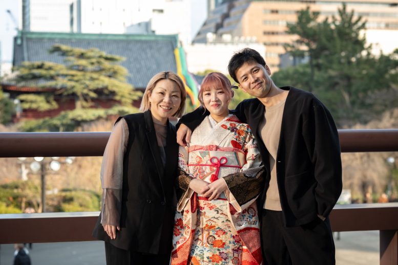 増上寺で成人式フォト ママとパパと三人で