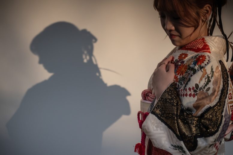 成人式の前撮り 西日で影遊び