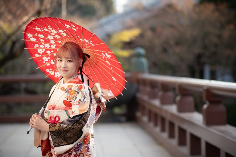 増上寺 大殿の上で振袖記念撮影