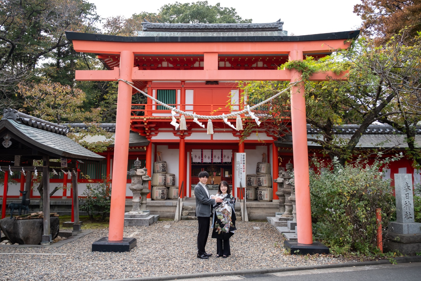相州春日神社 赤い鳥居の前でお宮参りの記念撮影